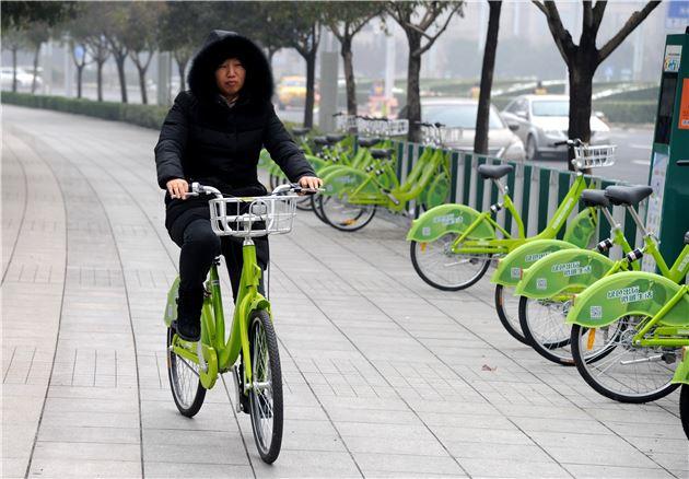 重磅！鄭州將取締馬路停車場 人行道禁設停泊位